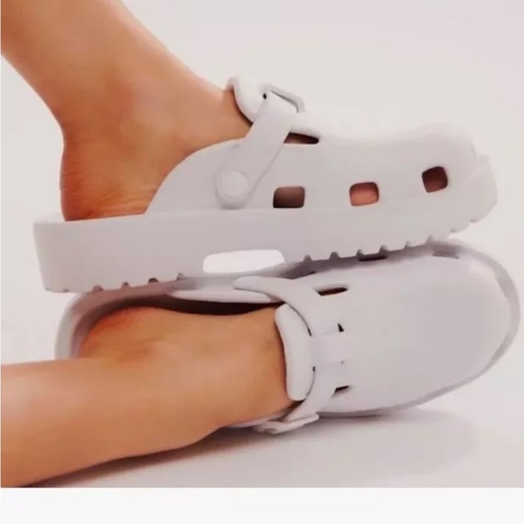 50%off w♥️ New Free People Karlie Buckle Clog 8 white clog Free People S29 - Picture 1 of 3
